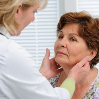 ⁣Hypothyroidism symptoms and signs in an older person