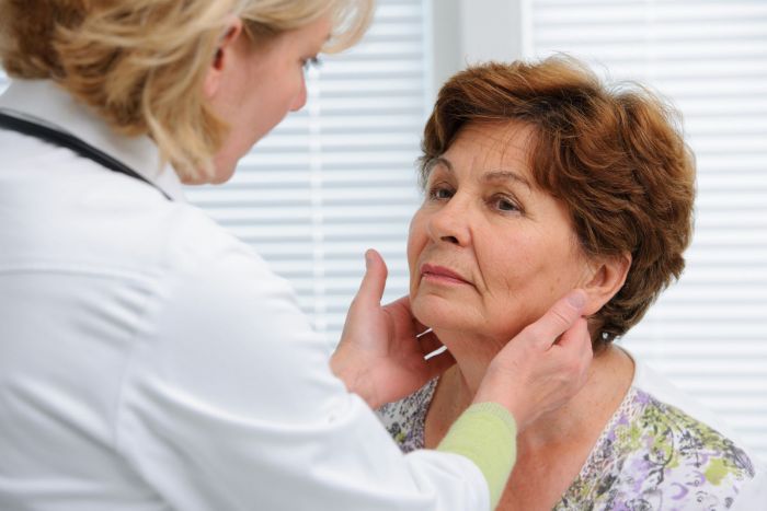 ⁣Hypothyroidism symptoms and signs in an older person