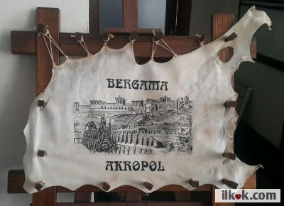 ⁣Eski Mısır firavunlarından biri Anadolu’ ya papirüs vermeyi reddedince, parşömenin hikayesi başlar.
Anadolu’ daki Bergama kitaplığının İskenderiye’ ye rakip olmasından rahatsız olununca papirüs gönderimi durmuştur.
Bergama hükümdarı, koyun ya da keçi derisinden papirüsün yerini tutacak ve yazı yazmaya uygun bir madde hazırlanması istedi.
Yunanca “Pergament” adını taşıyan parşömen böylece doğdu.