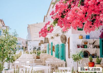 ⁣The share of Alaçatı in this unstoppable rise of Çeşme is indisputable. Alaçatı, which used to be at the forefront only with windsurfing, is now the indispensable address of summer holidays.
Alaçatı, which is approximately 90 km from İzmir, greets you with the windmills, which are the symbol of this place, along the way.