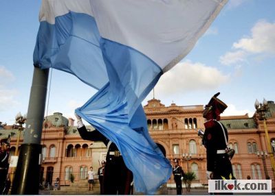 Soldiers of the ceremonial Regimiento de Granaderos a Caballo fold the national flag in the Plaza de Mayo in Buenos Aires, Argentina, in front of the president’s Casa Rosada residence. #Argentina #BuenosAires