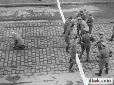 ⁣West Berlin policemen and East German soldiers face each other after a young girl made it across the border, 1955

Genç bir kızın sınırdan geçtiği için Batı Berlin Polisleri ile Doğu Berlin askerleri yüz yüze geliyor. 1955