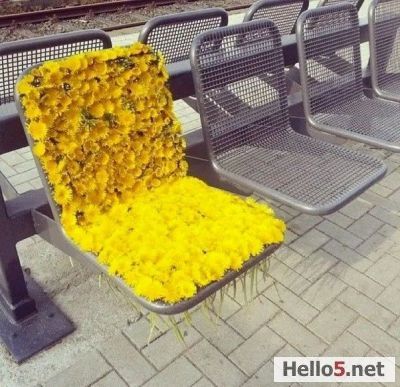 Children are able to do anything when they are bored. This is how one child played while waiting for the train.

Munich, Germany.