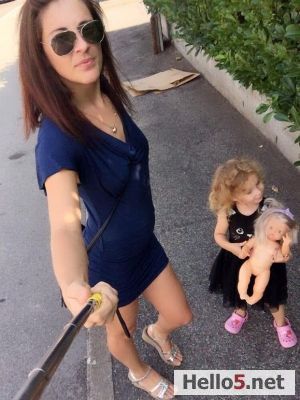 Good evening boys, I hope you're all well, my darlings. I'm Allisa and I'm looking for a charming king for my daughter.