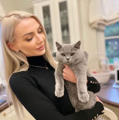 Buna ziua. caut un barbat minim 1,80 necasatorit daca nu va incadrati nu ma deranjati