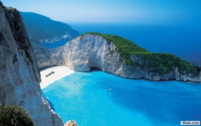 This photo shows the famous Navagio Beach on the island of Zakynthos, located in the Ionian Sea of Greece.

Bu fotoğraf, Yunanistan'ın İyon Denizi'nde bulunan Zakynthos (Zakintos) adasındaki ünlü Navagio Plajı